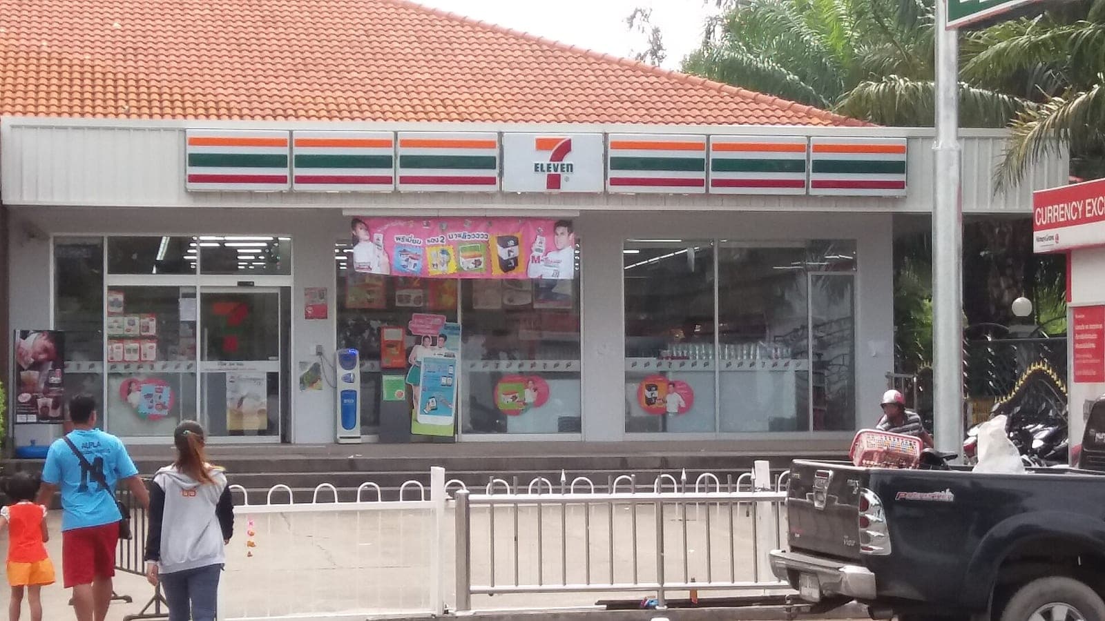 7-Eleven store in Pattaya with a currency exchange booth next door