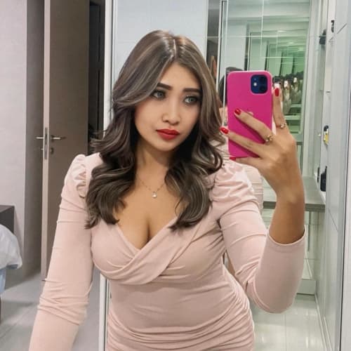 Nia, 31, from Indonesia