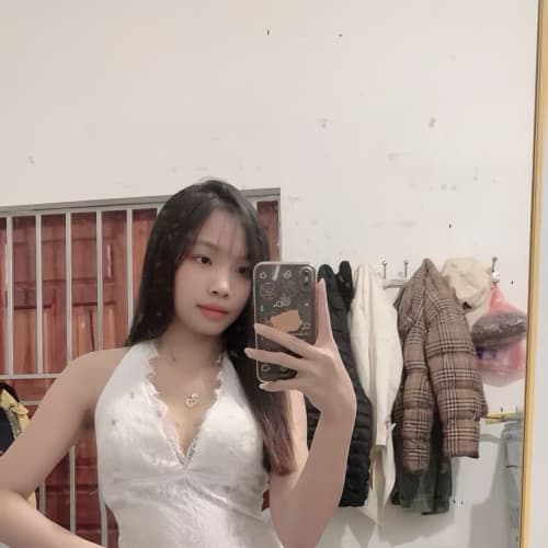 Hana, 21, from Vietnam