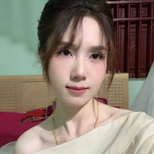 Rosie, 21, from Vietnam