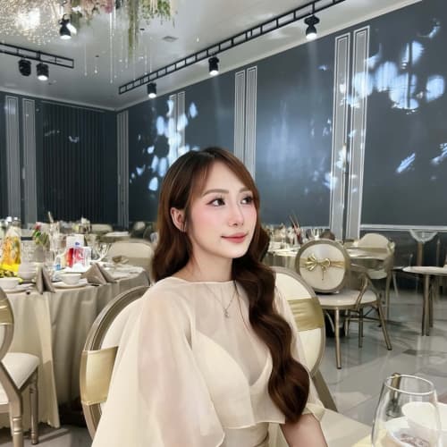 Trang, 23, from Vietnam
